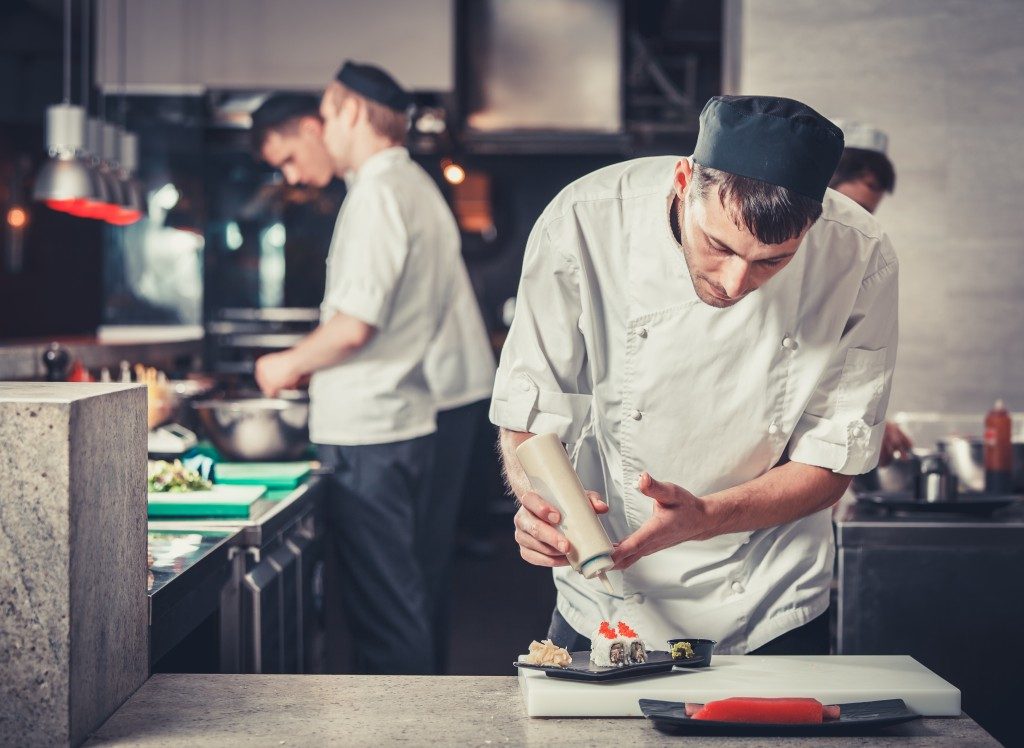 Man preparing meal at a culinary class