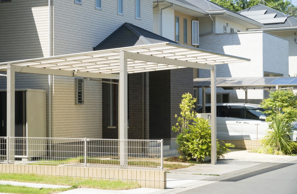 house with a car port