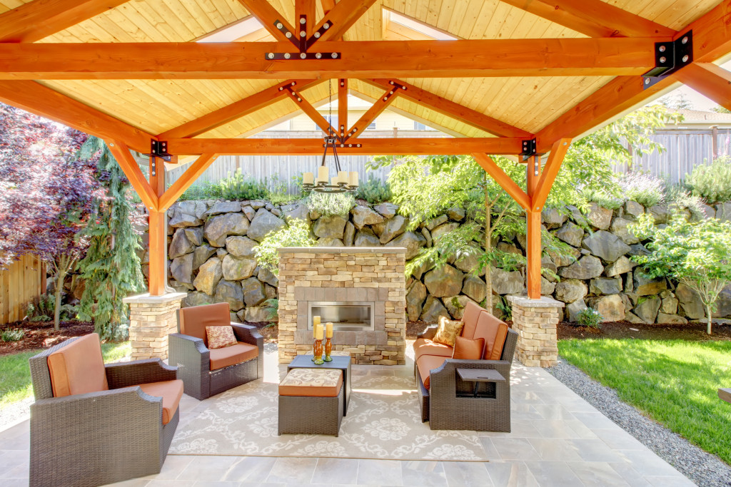 covered patio with modern fire pit