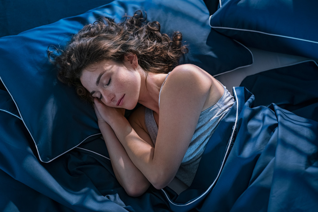 A beautiful woman sleeping on a silk bed