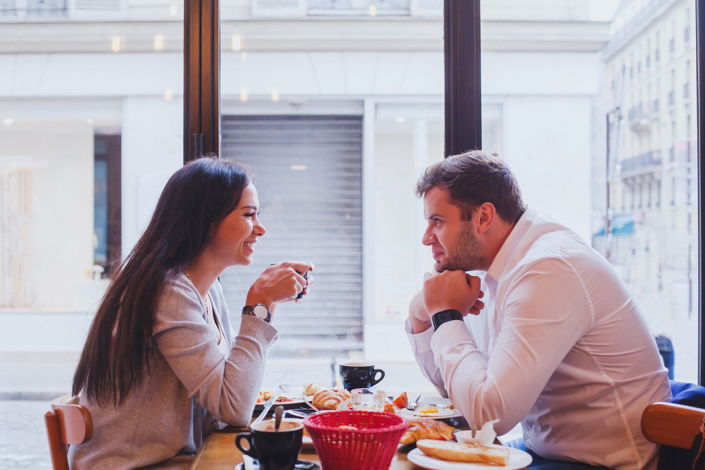 A couple talking during a date in a cafe