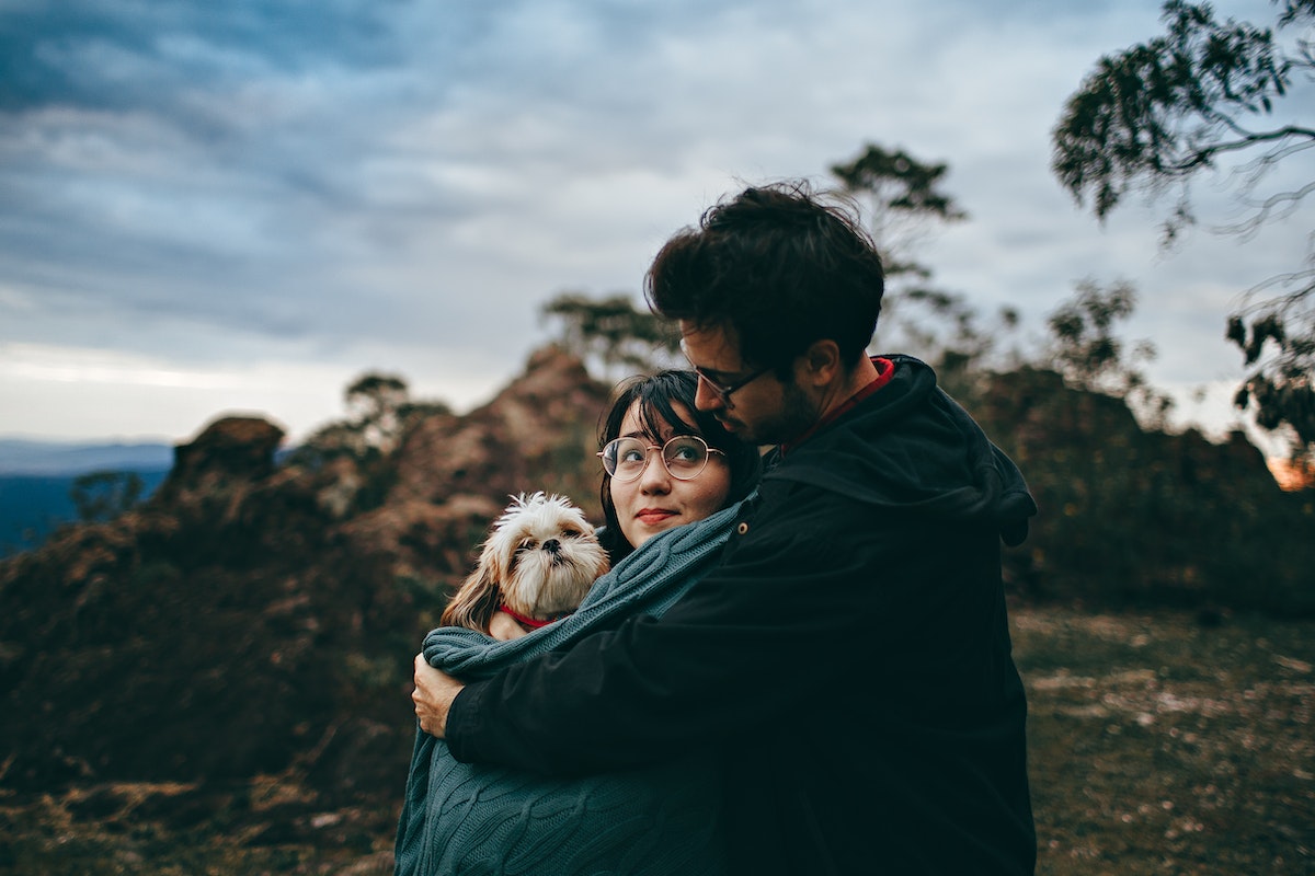 hoomans hugging their dog