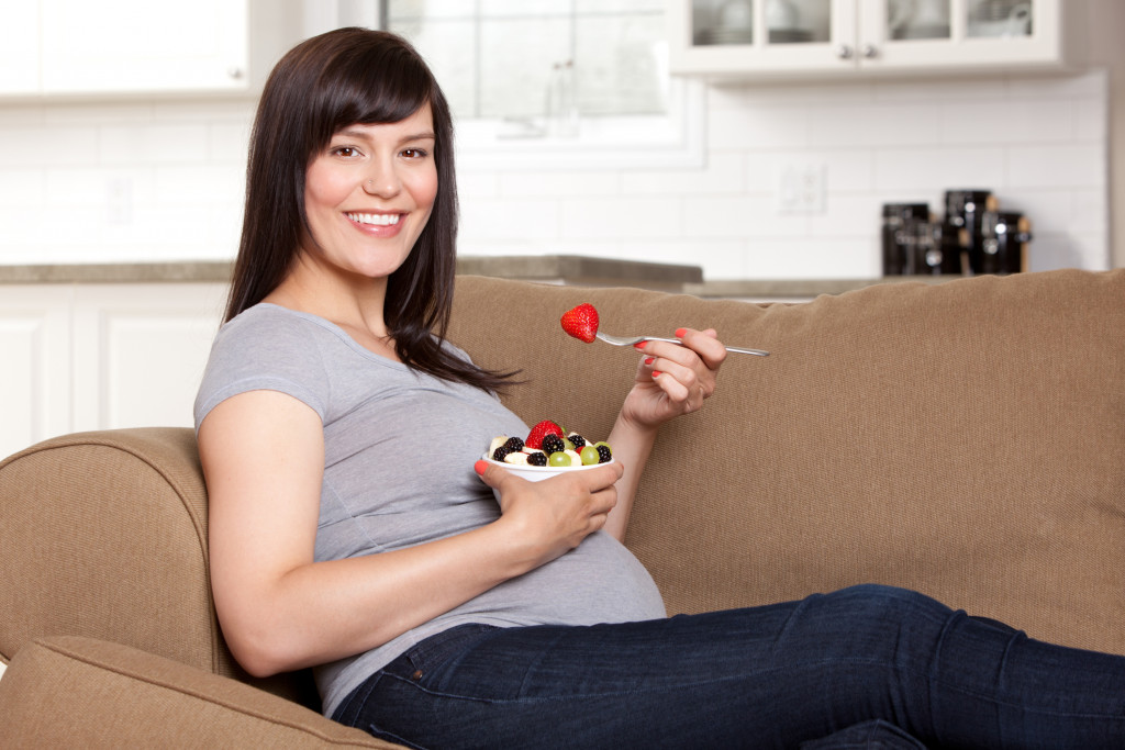 Pregnant woman eating healthy