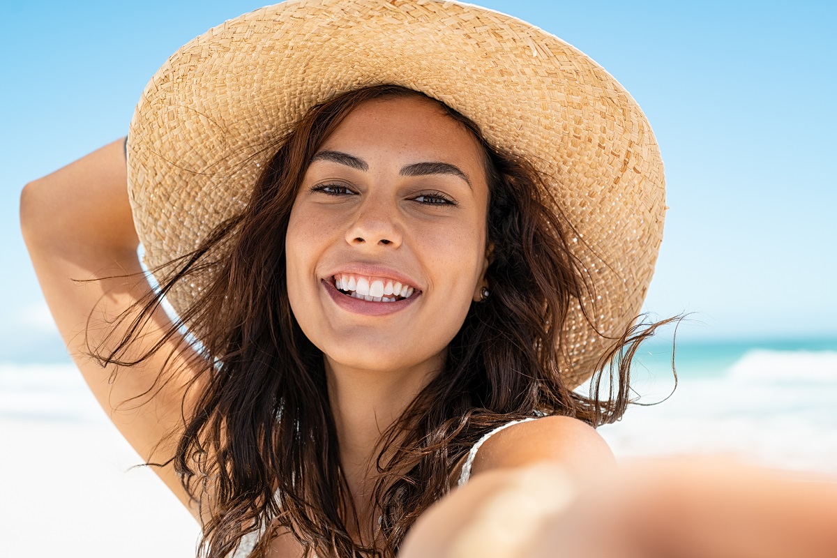 woman at the beach no makeup look